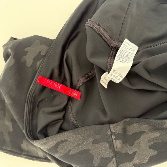 SPANX Faux Leather Camo Leggings Matte Black Camo Size Large - Picture 9 of 14